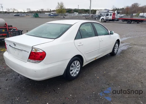 2005 Toyota Camry Le z USA, uszkodzony, nr VIN 4T1BE32KX5U396878